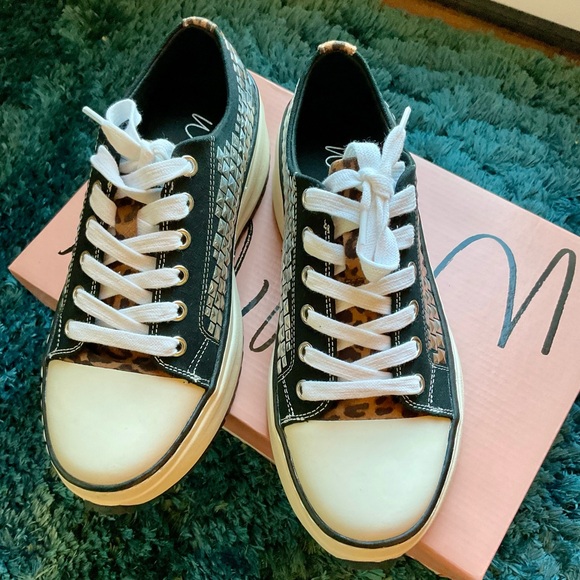 New Wild Pair Highfive Lace-Up Low-Top Sneakers - Size 8 - Picture 5 of 9